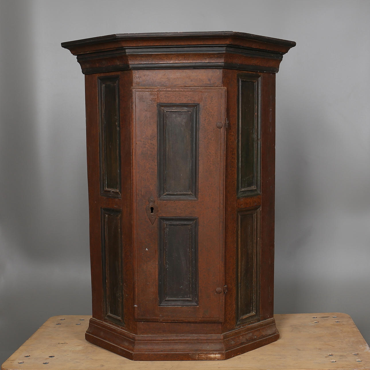 HÖRNSKÅP, drickamålat, 1800-tal.