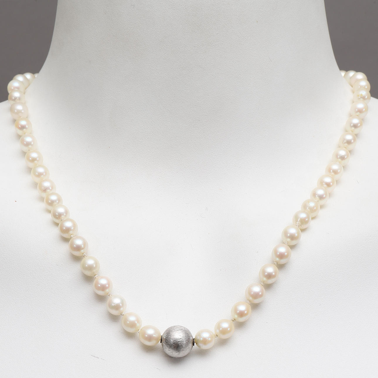 OLE LYNGGAARD. perlekæde, 2 stk, kuglelås i 18K hvidguld.