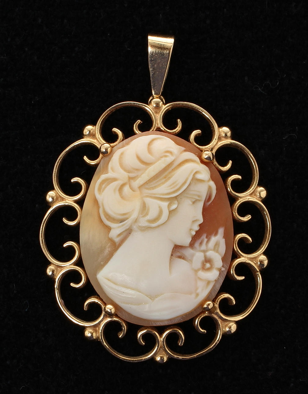 HÄNGE, 18k guld med caméarbete, stämplad BeH, Sverige. 1900-tal.