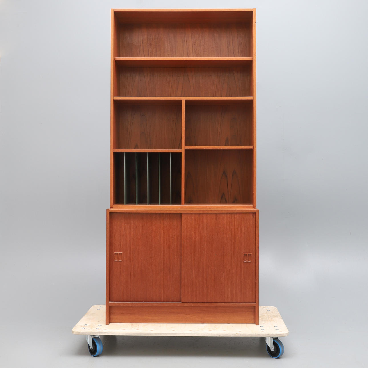 EN RETRO DANSK TEAK BOKHYLLA.