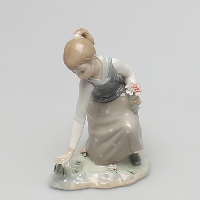 FIGURIN, Llardó, flicka plockande blommor, otydlig signatur och daterad 17-5-81.