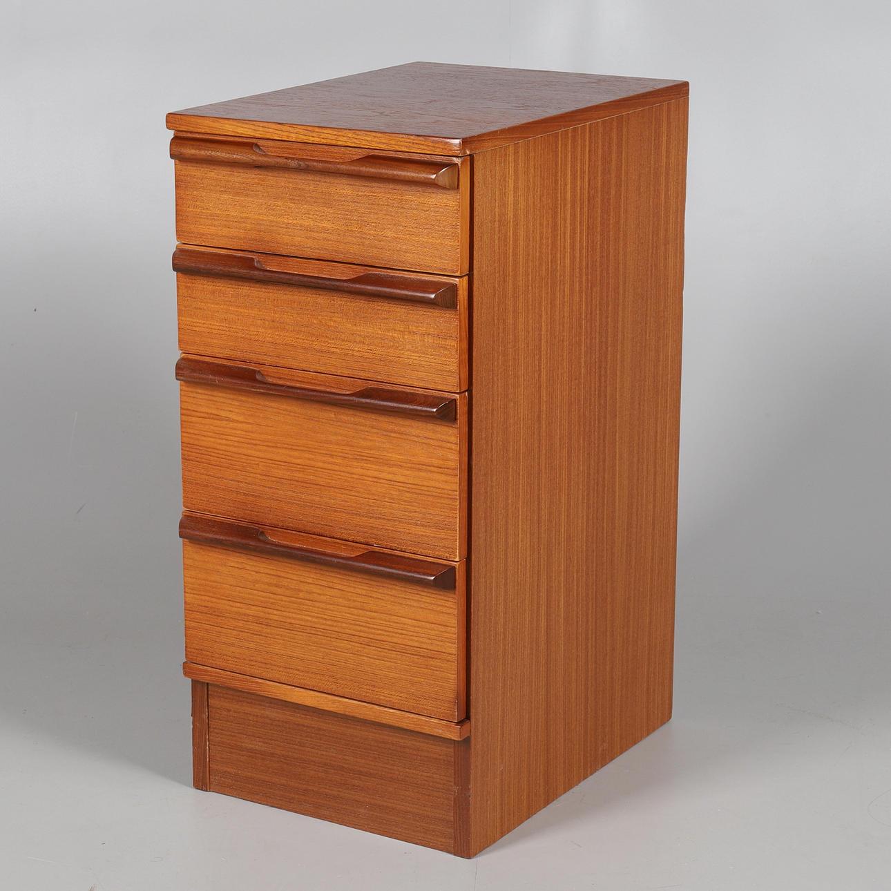 SÄNGBYRÅ, dansk stil 1900-talets mitt.