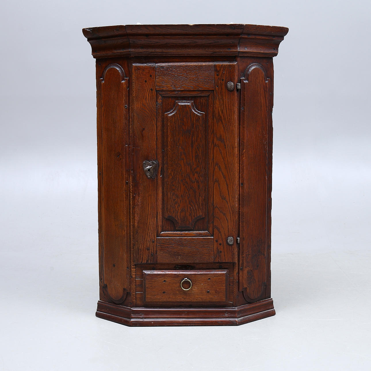 HÖRNSKÅP, ek, 1700-tal.