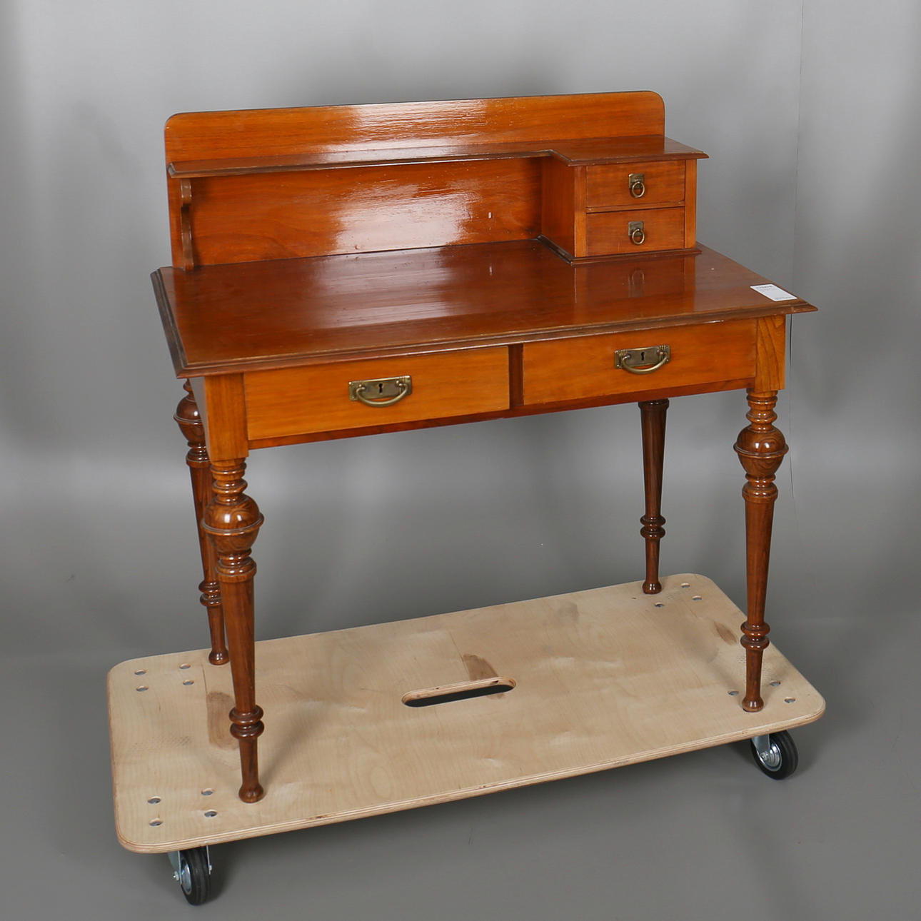 SKRIVBORD med hylla. 1890-tal.