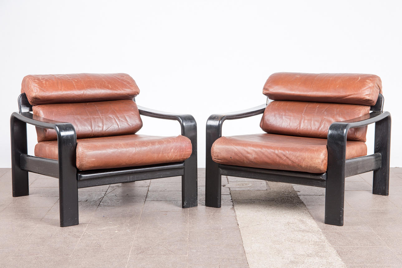 Två fåtöljer/fåtöljer, trä, läder, 1960-tal (2).