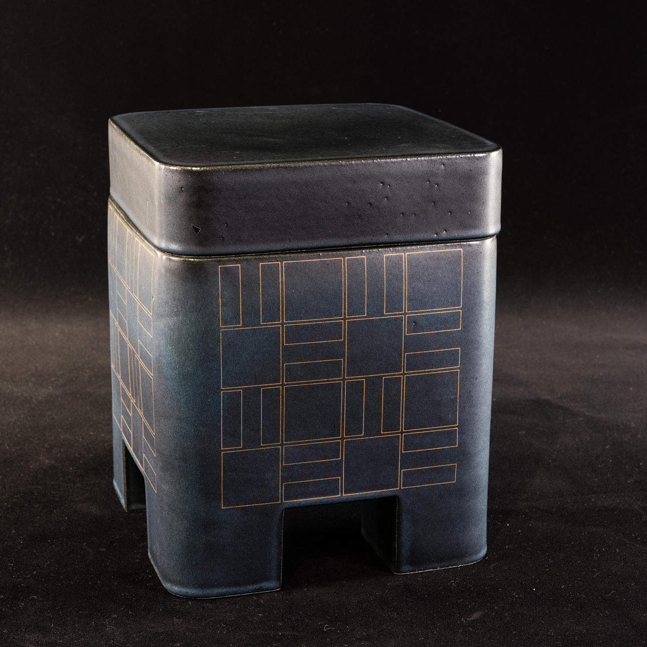 MINNI LUKANDER. Keraaminen uurna, grafiittivärinen.