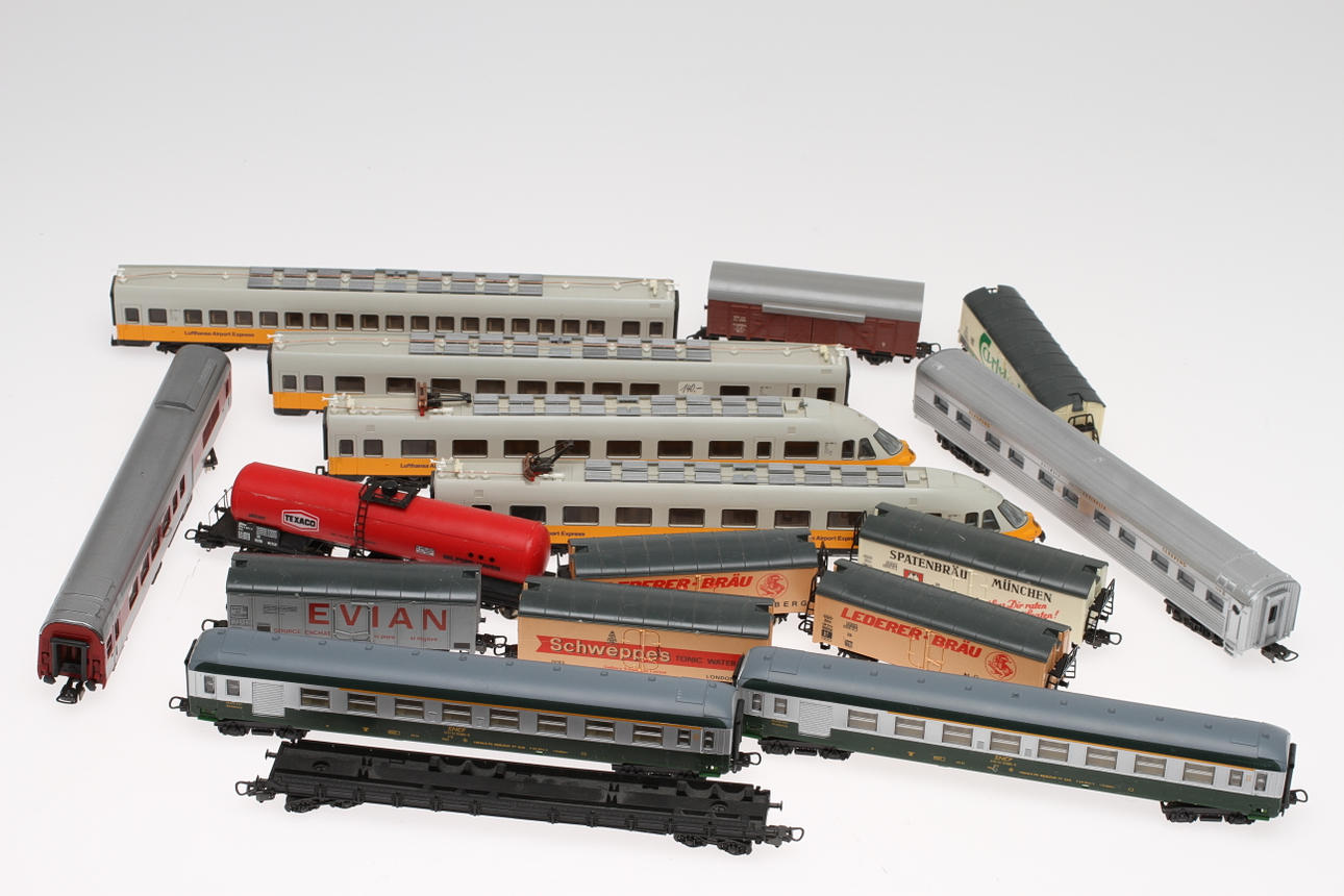 MODEL TRAIN LIMA, Lufthansa Airport Express and 13 carriages.