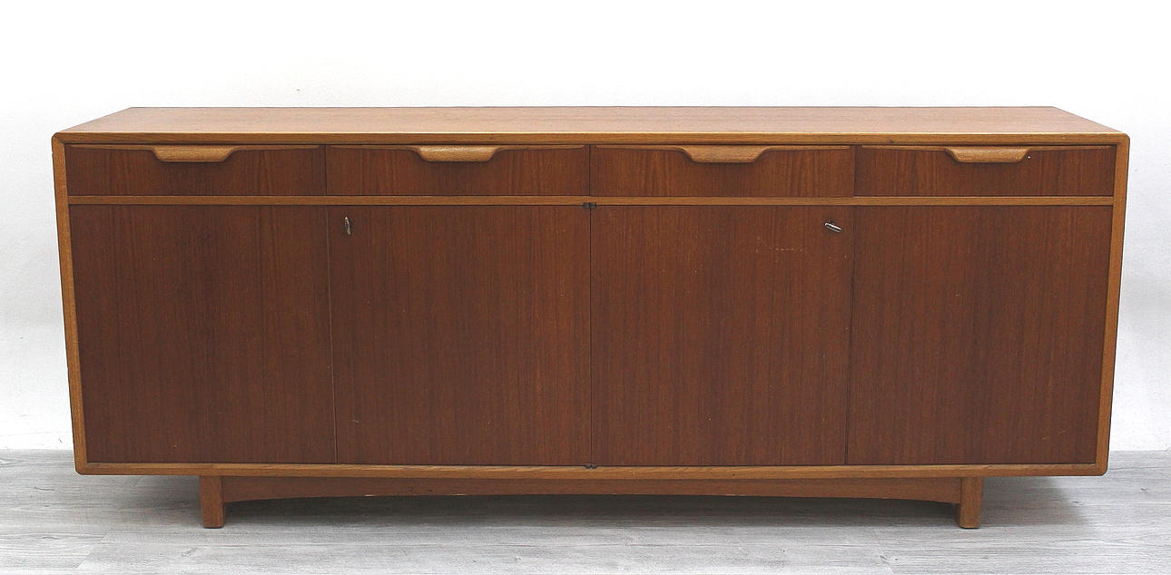 SIDEBOARD av teak, med fyra lådor och två skåp.