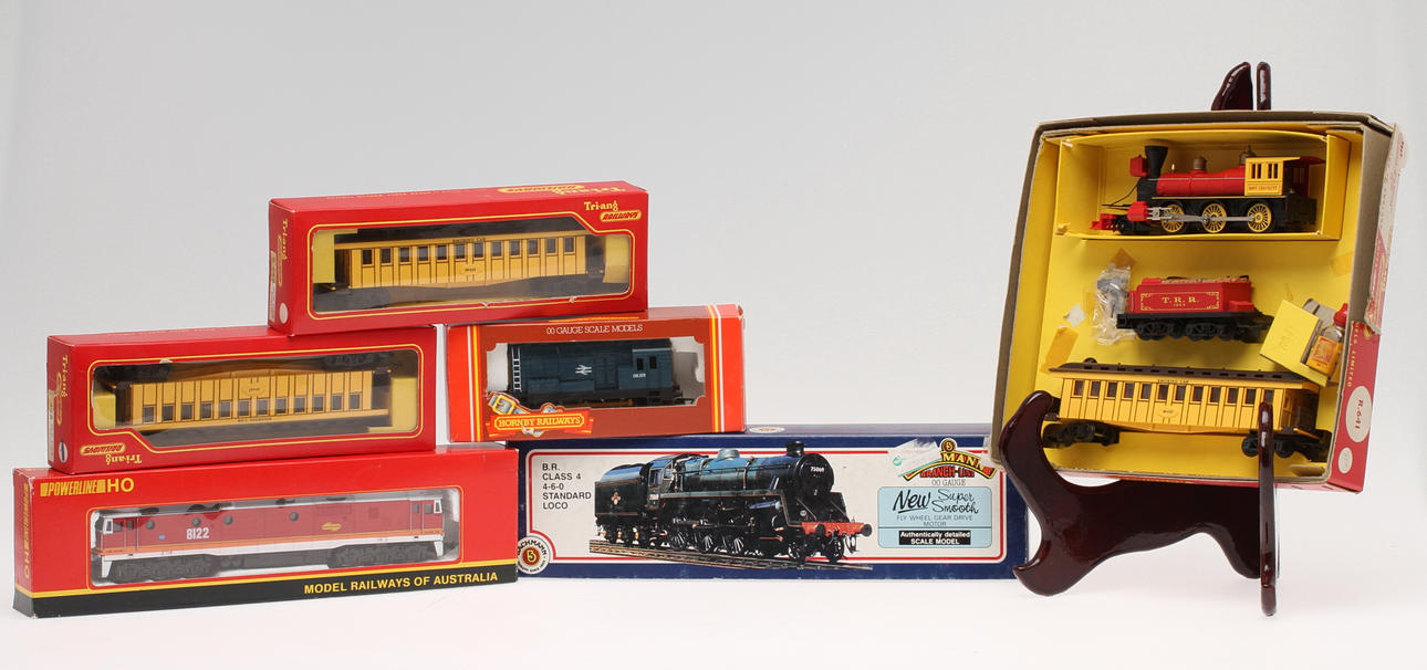 MODELLTÅG Tri-ang, Hornby, Bachmann, 4 lok och 3 vagnar i originalkartonger.
