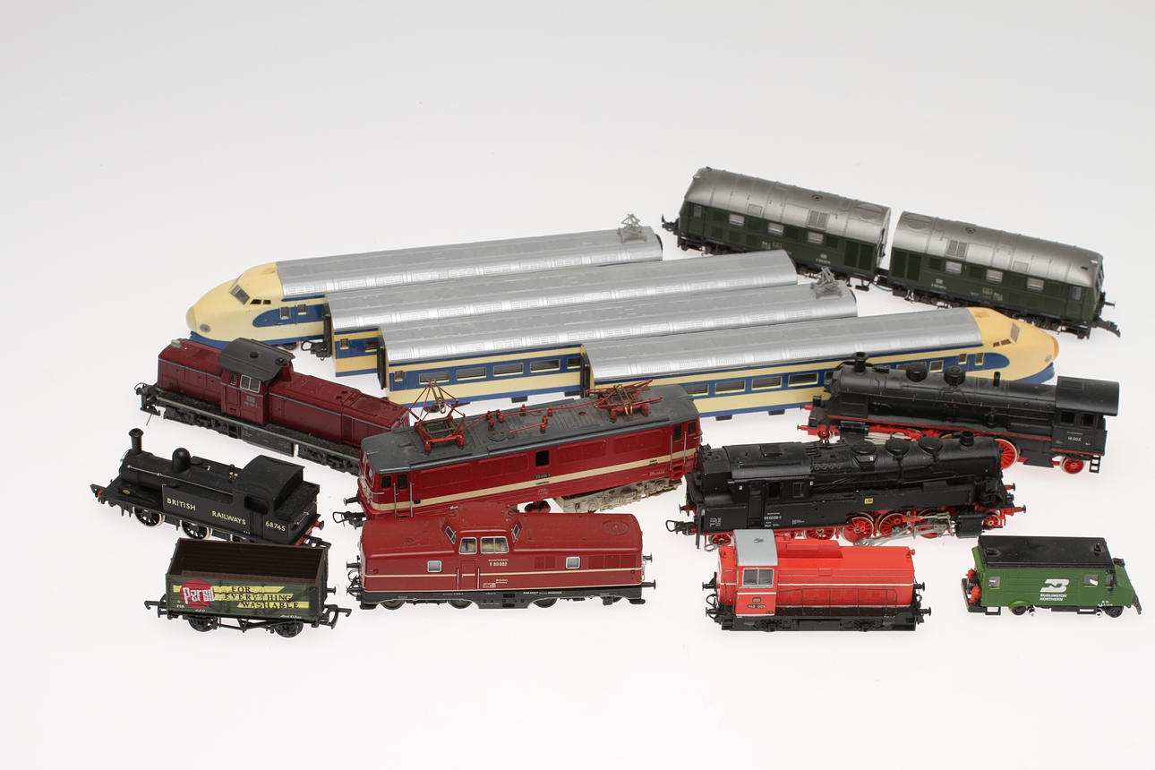 MODELLTÅG LIMA, ROCO med flera, 9 lok och 4 vagnar.