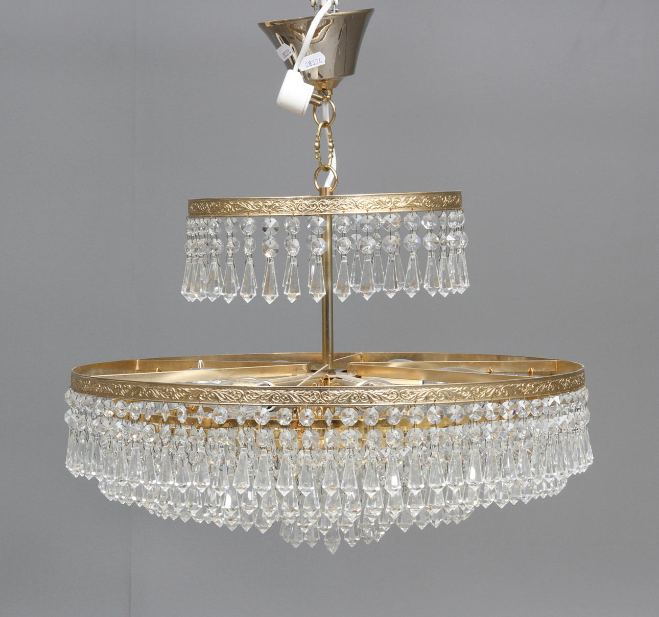 TAKLAMPA med prismor, 1900-tal. Höjd utan kedja 34 cm.