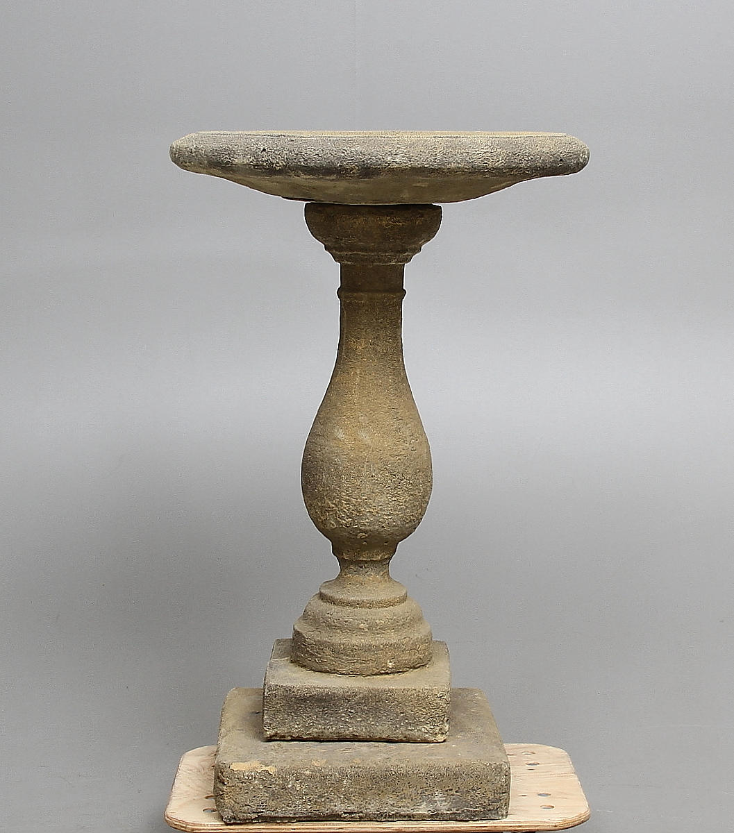 FÅGELBAD,patinerad stenmassa, på sockel, 2000-tal.