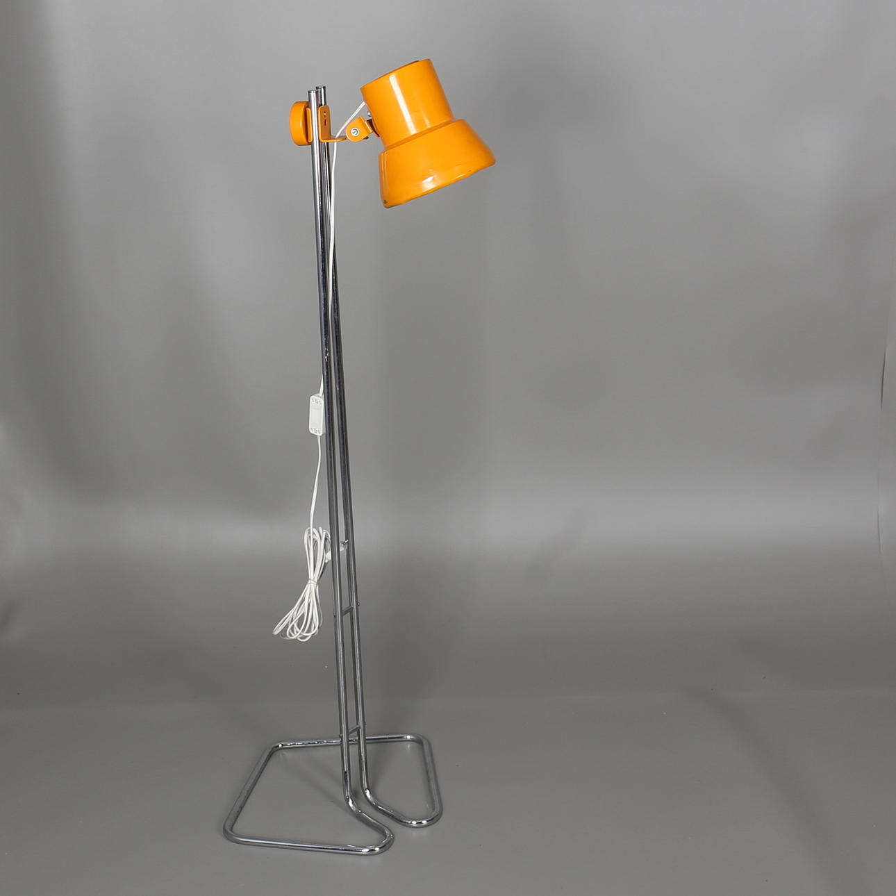 GOLVARMATUR I METALL OCH PLÅT, 1970-TAL.