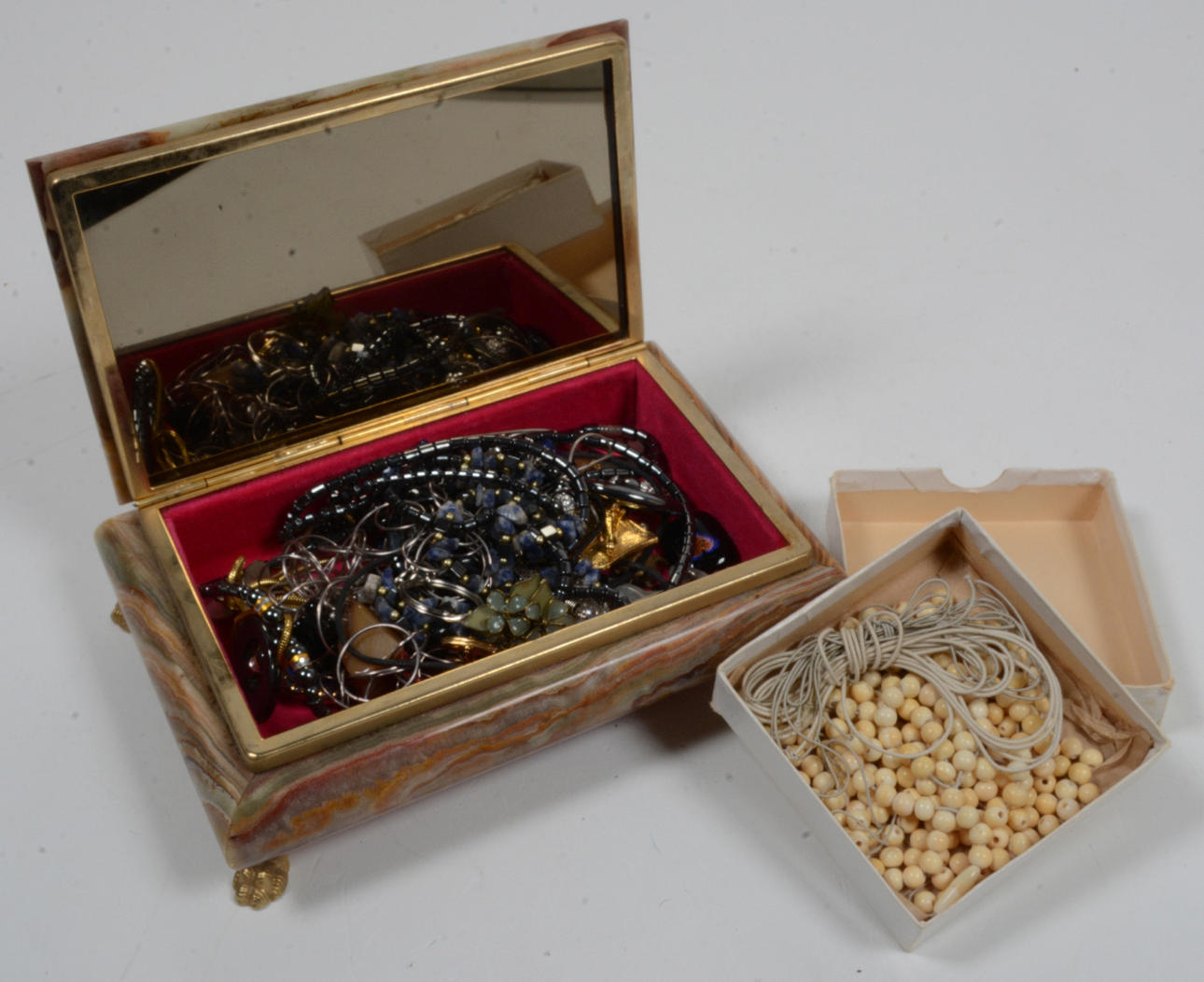 Lote de joyas. Joyero de mármol.