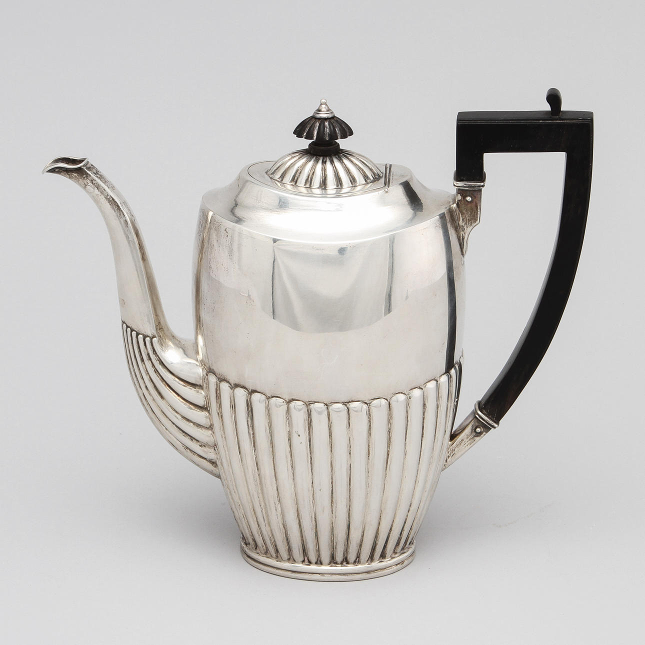 KAFFEKANNA C .G Hallberg, Stockholm 1910, silver, 592 g.