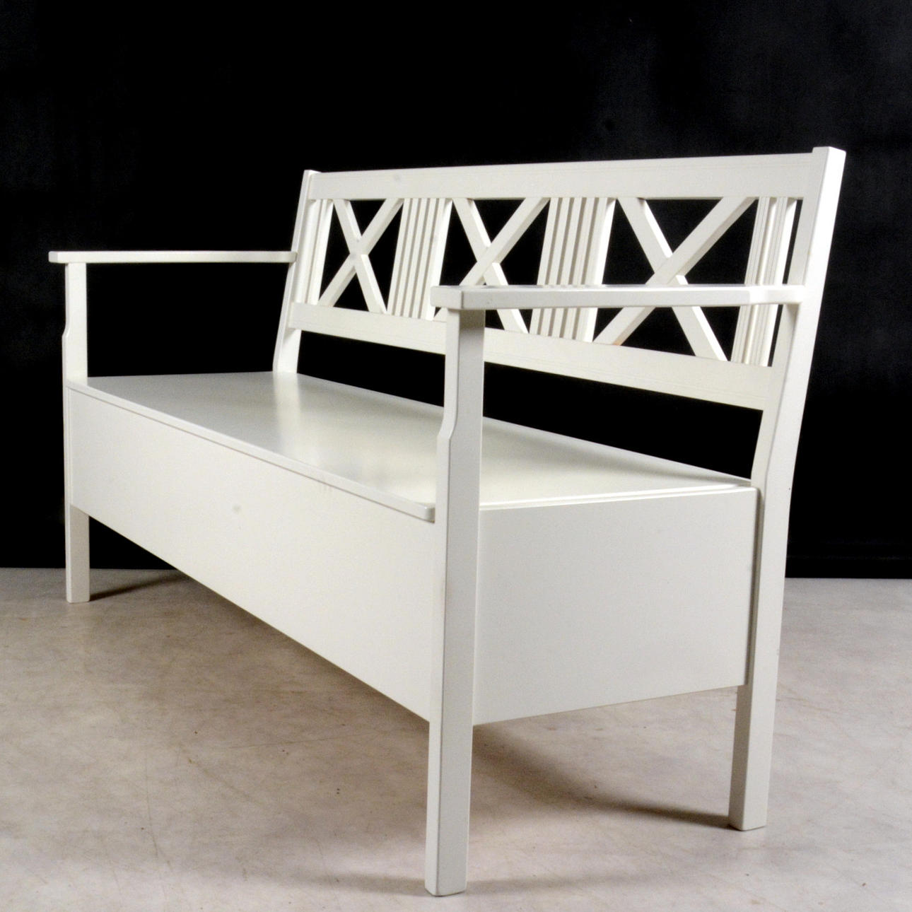 KÖKSSOFFA, vitlackerad, modern tillverkning.