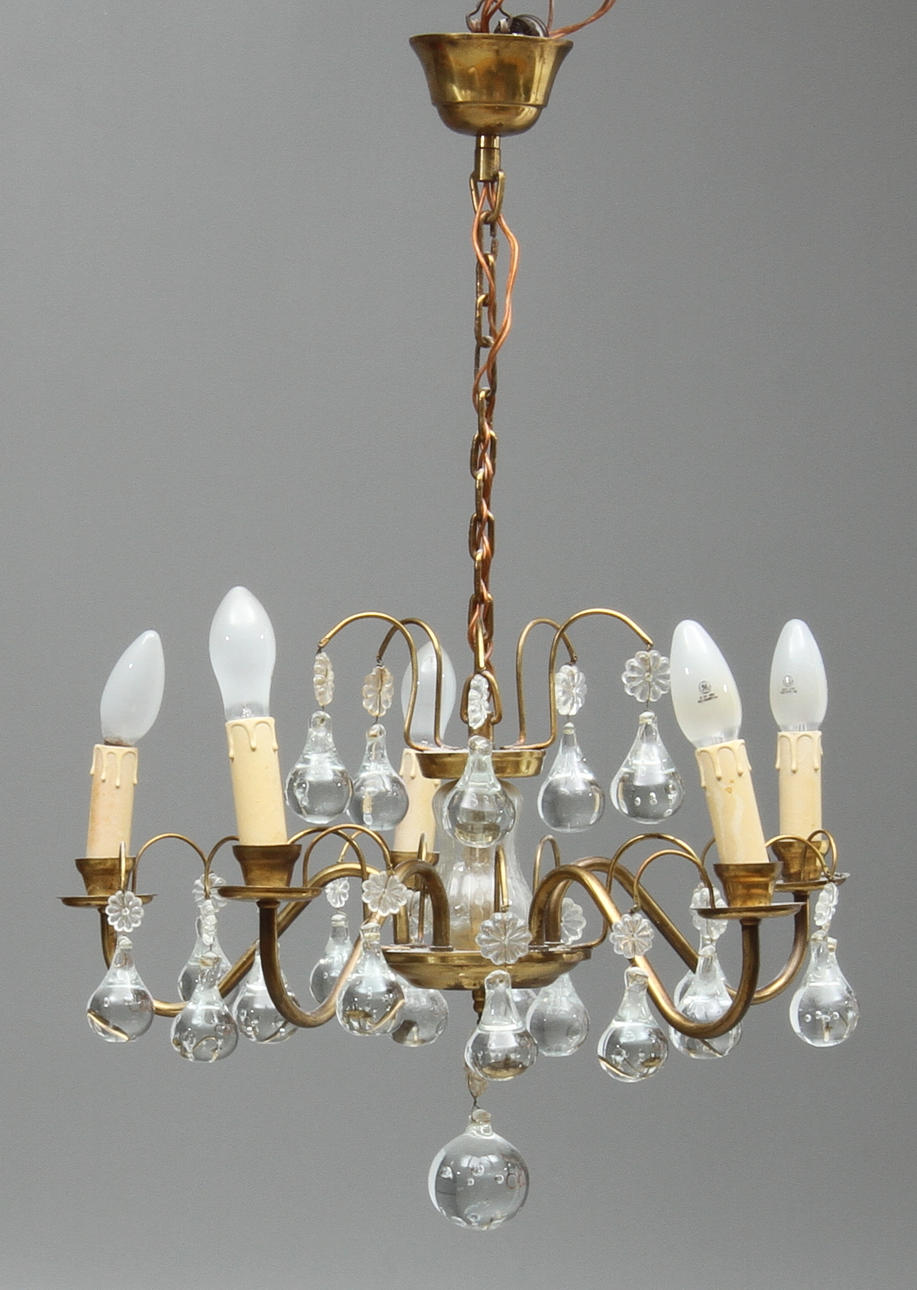 TAKARMATUR samt VÄGGLYSTRAR 1 par, med droppformade prismor. 1900-talets senare hälft.