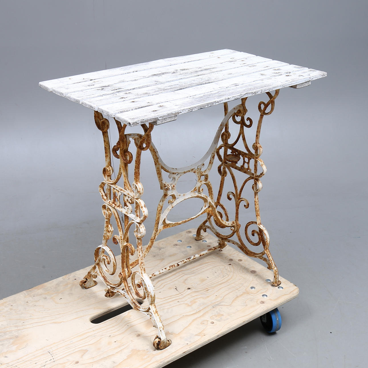 HAVEBORD, understel i støbejern.