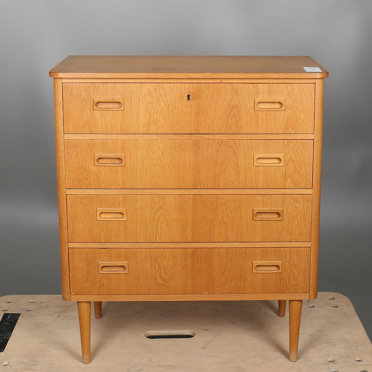 BYRÅ 4 lådig i ekfanér, 1950/60-tal.