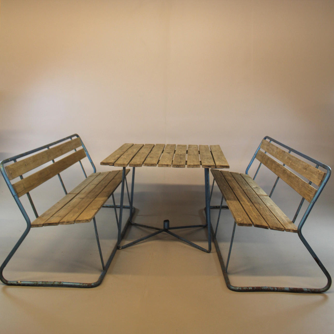 TRÄDGÅRDSMÖBLER 2 soffor samt bord metall/trä.