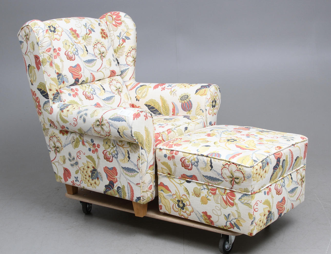 ÖRONLAPPSFÅTÖLJ med FOTPALL, Flex o Form, 2000-tal.