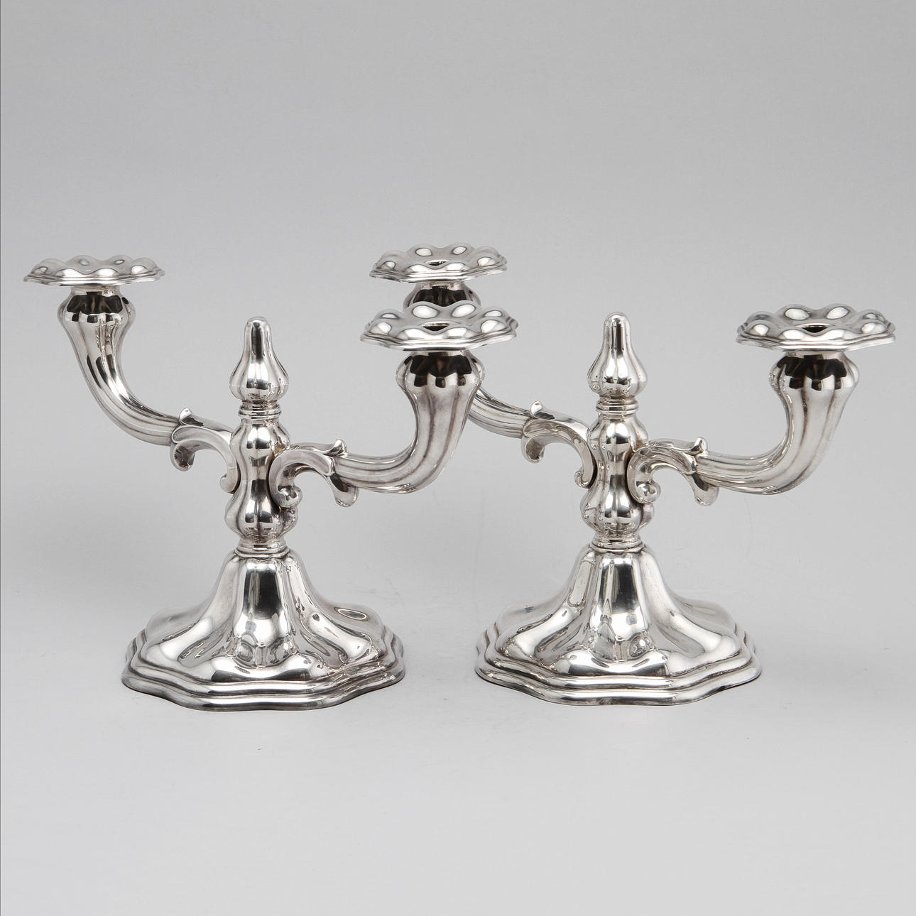 LJUSTAKAR, ett par, C G Hallberg 1946, silver, totalvikt 1130 g.