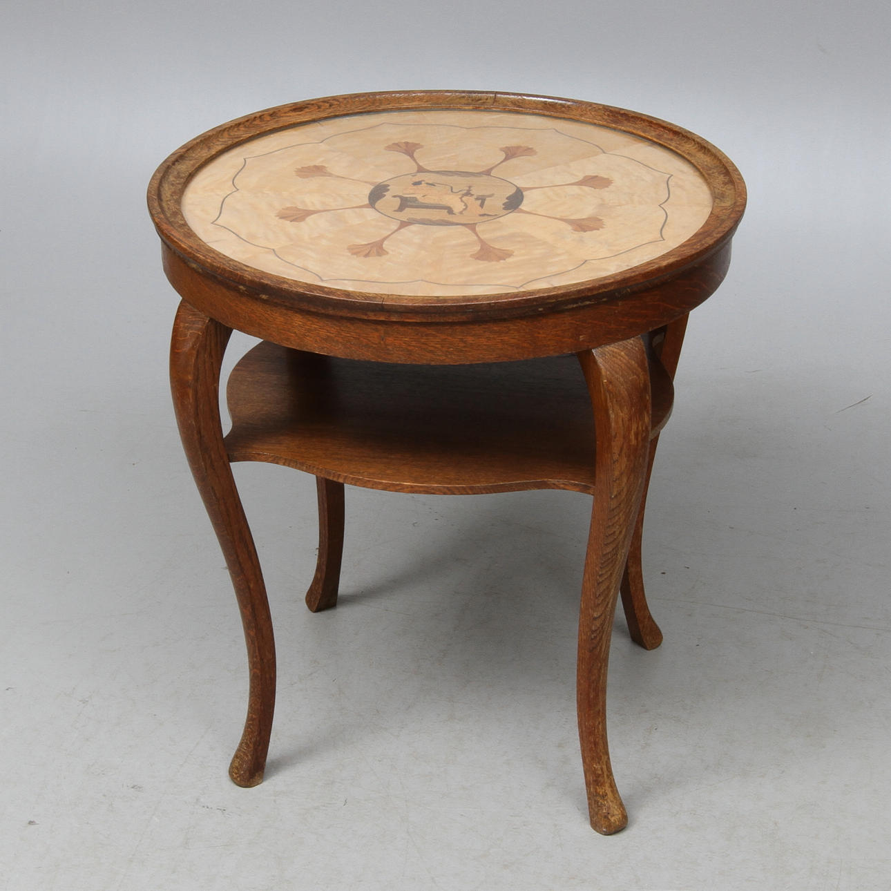 RÖKBORD med orientalisk intarsiadekor, 1900-talets första kvartal.