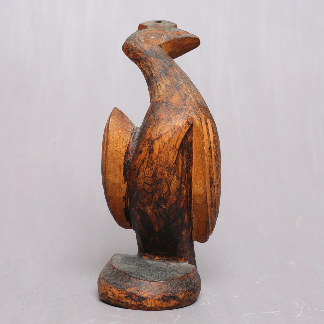 TRÄSKULPTUR, påfågel, hona.