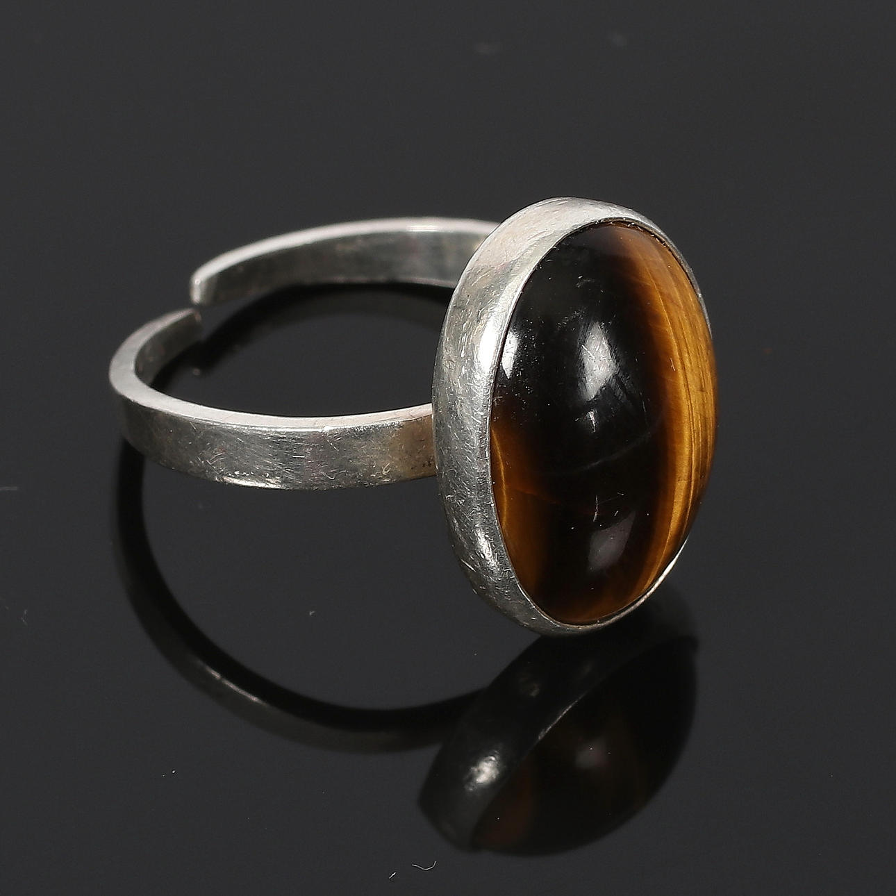 RING, Sterling silver, with tiger's eye. 20th century.