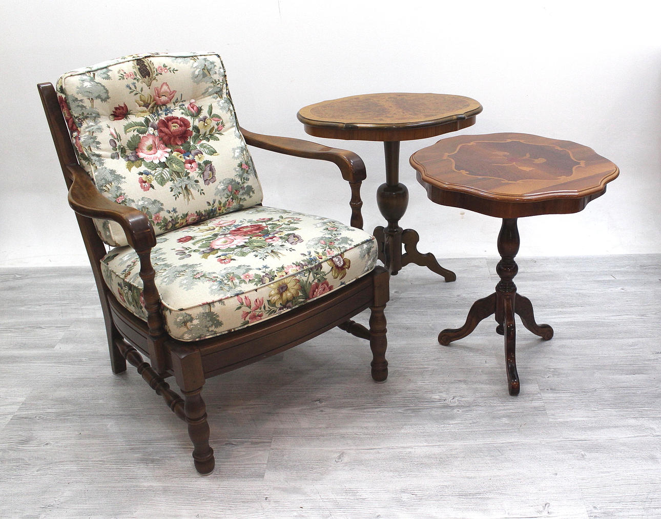 KARMSTOL Engen och två PELARBORD med Intarsia.