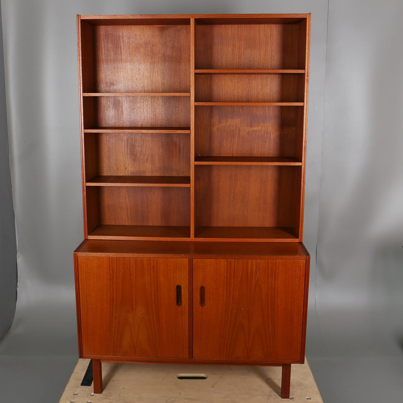 BOKYLLA med underskåp i teakfanér, 1960-tal.