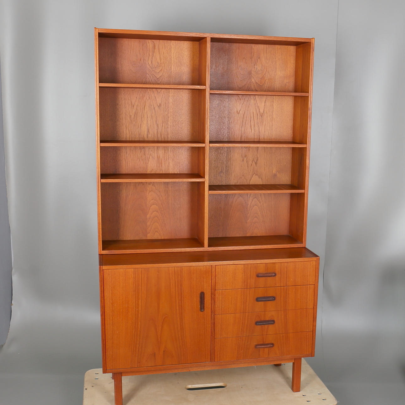 BOKYLLA med underskåp i teakfanér, 1960-tal.