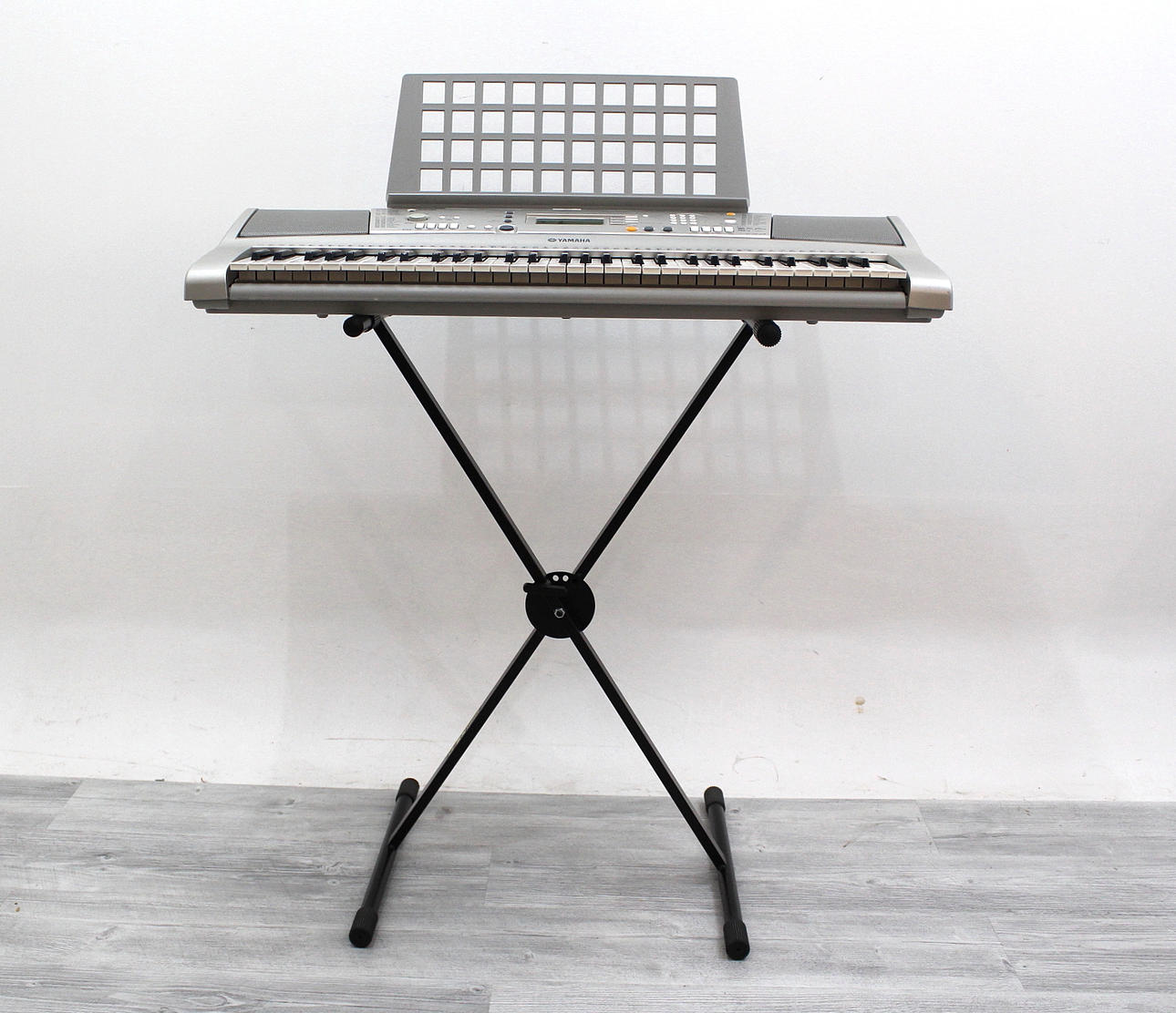 KLAVIATUR Yamaha psr e 303.