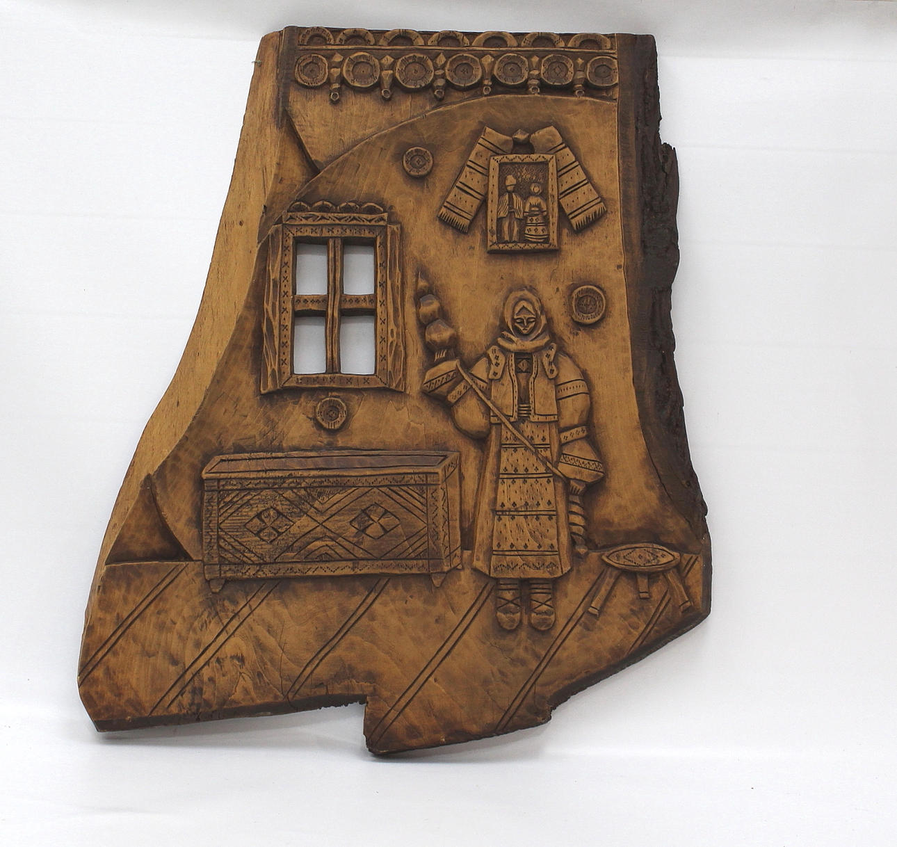 TAVLA, utskuren av trä, bykvinna, signerad Castov.