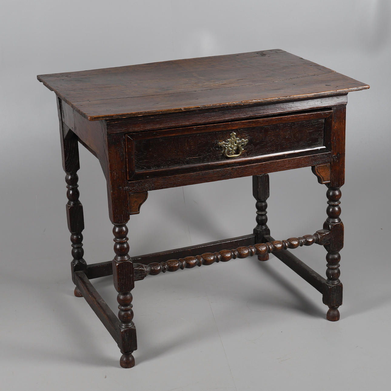 AN ANTIQUE OAK SIDE TABLE.