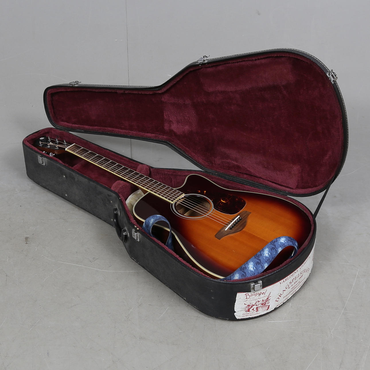 HALBAKUSTISCHE GITARRE, Yamaha FGX 720SCA.