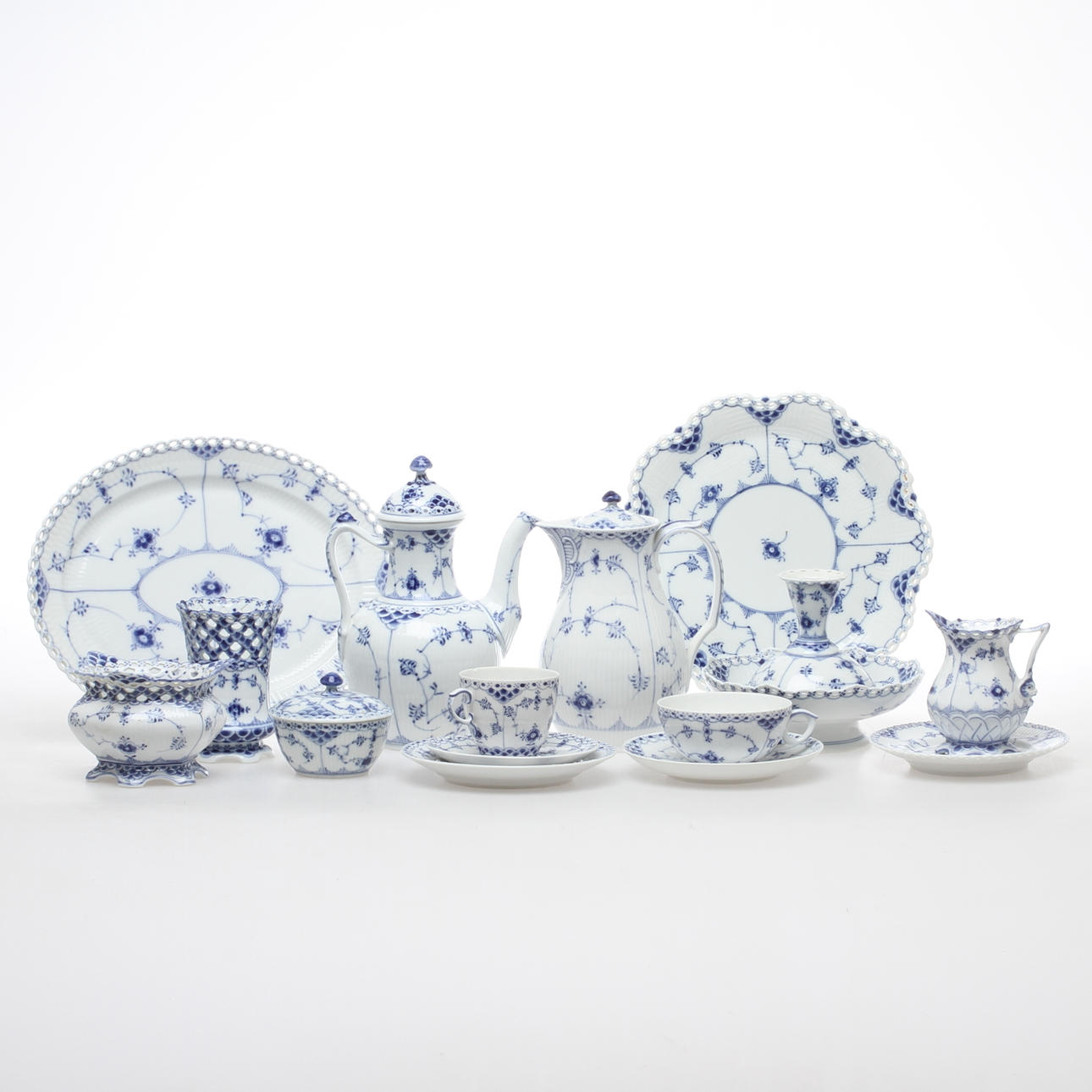 TE- och KAFFESERVIS, 62 delar, porslin, "Musselmalet", hel- och halvblond, Royal Copenhagen.