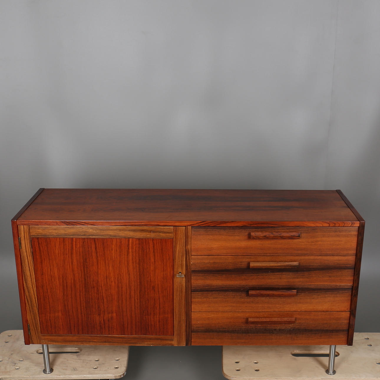 SIDEBOARD med 5 lådor och ett skåp. Jakaranda. Troeds Bjärnum.