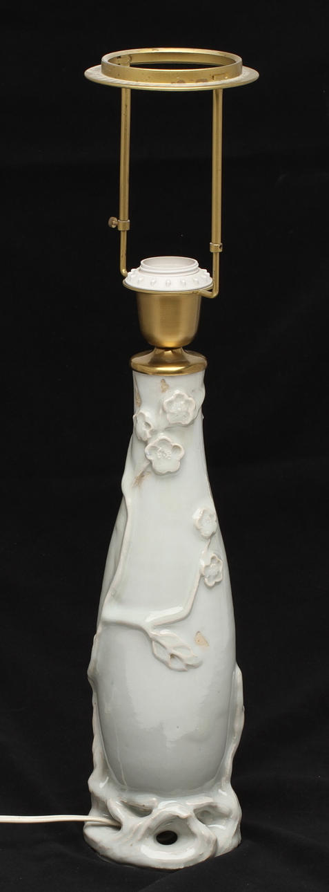 BORDSLAMPA, keramik, reliefdekor i form av grenar och blommor, 1900-tal.