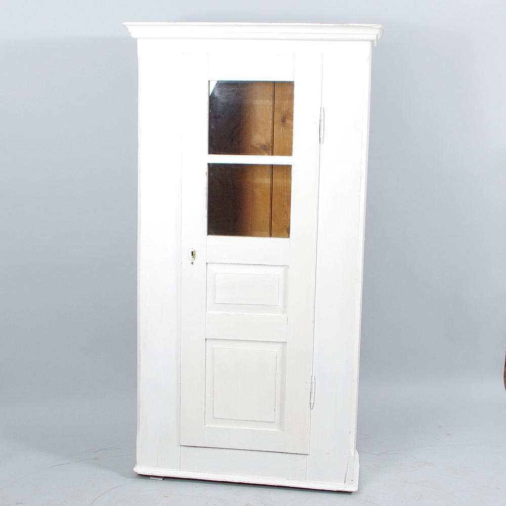 SKÅP MED GLASAD DÖRR, vitmålat, sekelskiftet 1800/1900.