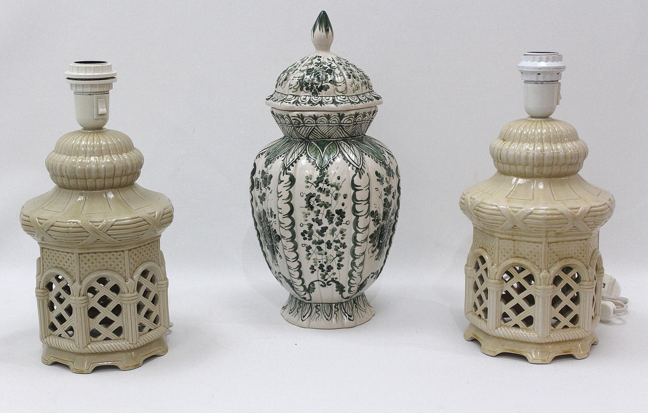 LAMPOR två stycken samt LOCKURNA, porslin, Italien.