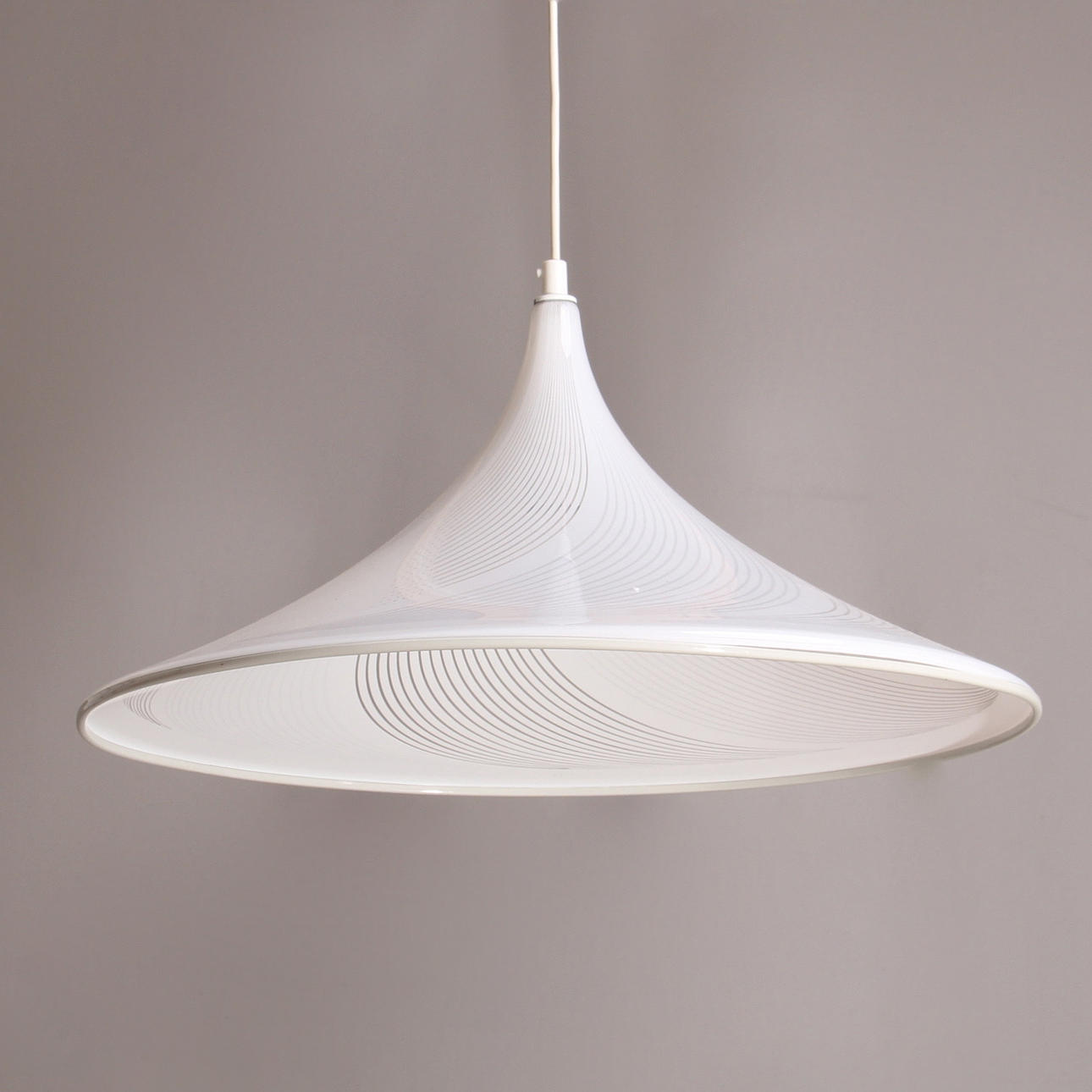 TAKLAMPA, plast, Markslöjd, 1900-tal.