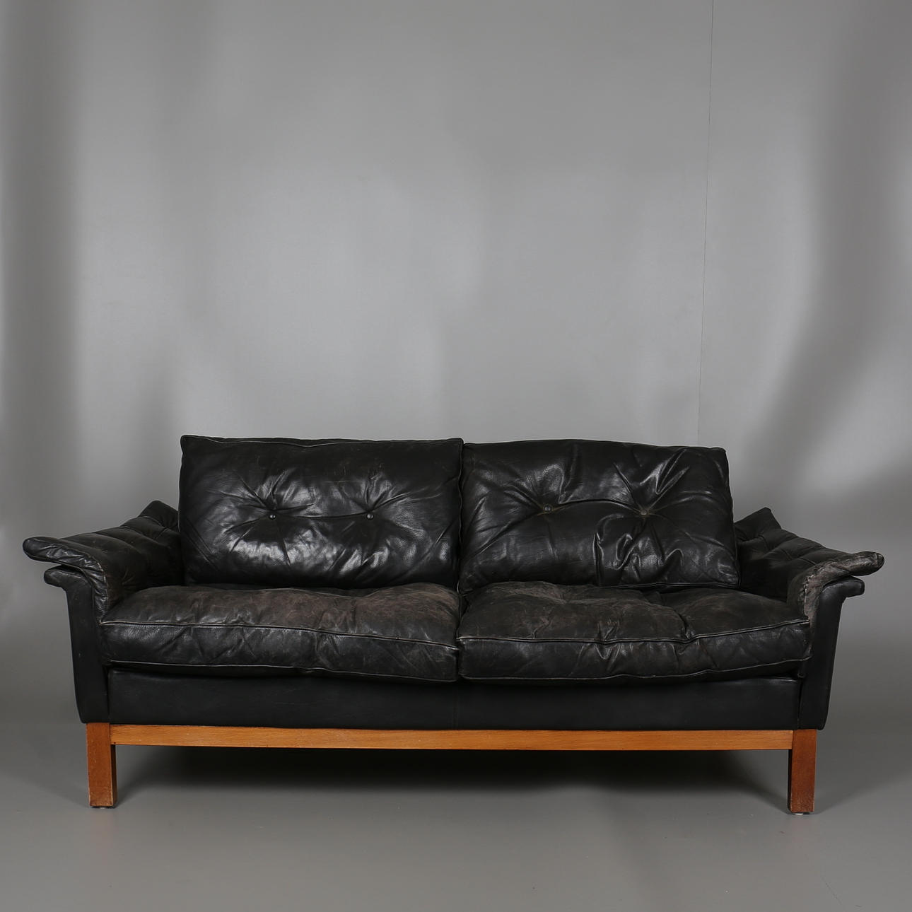 TVÅSITTSSOFFA i svartfärgad skinn, 1960/70-tal.