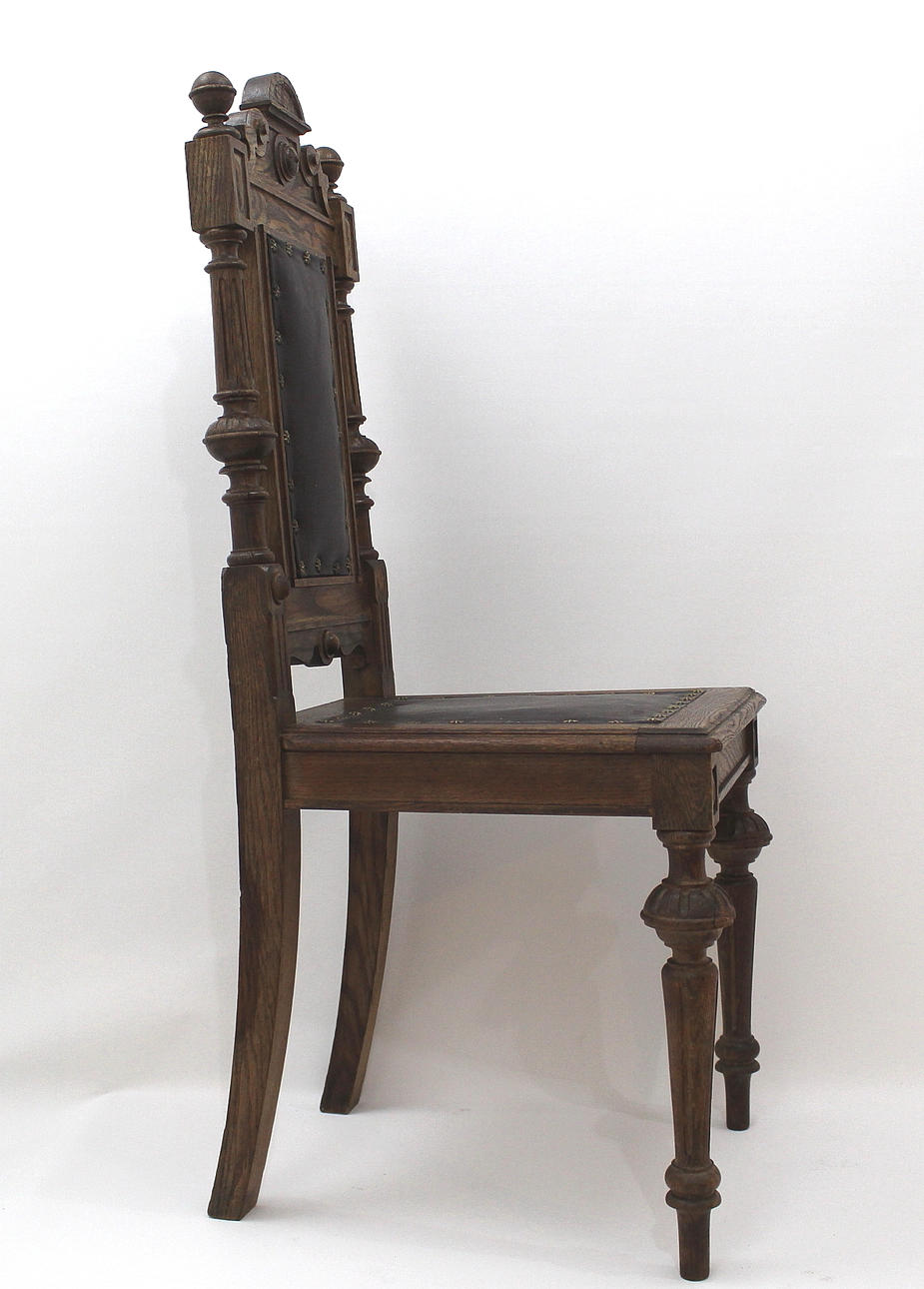 STOL av ek med skinnklädd rygg och sits, 1880-talet.