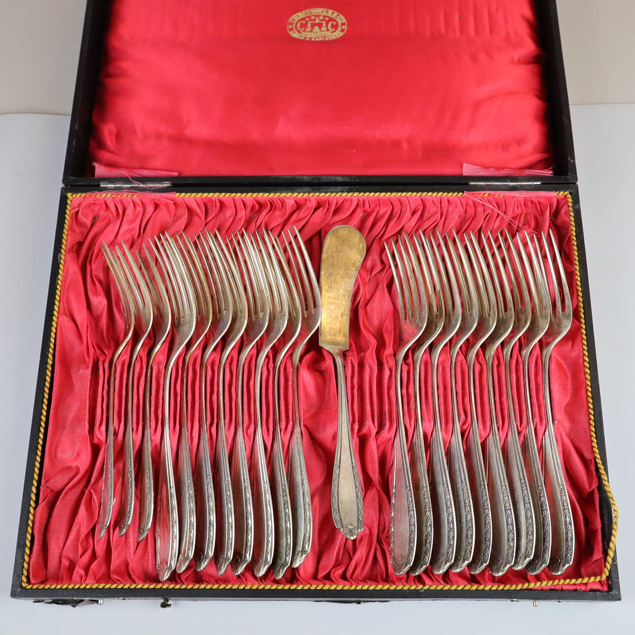 - TENEDORES y CUBIERTOS DE SERVICIO - 800 plata.