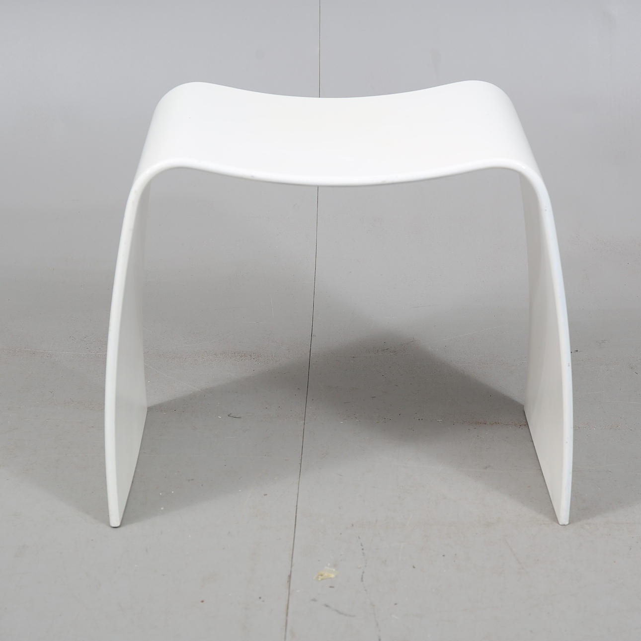 Taburet, "M", hvid, Jörgen Möller, Askman.