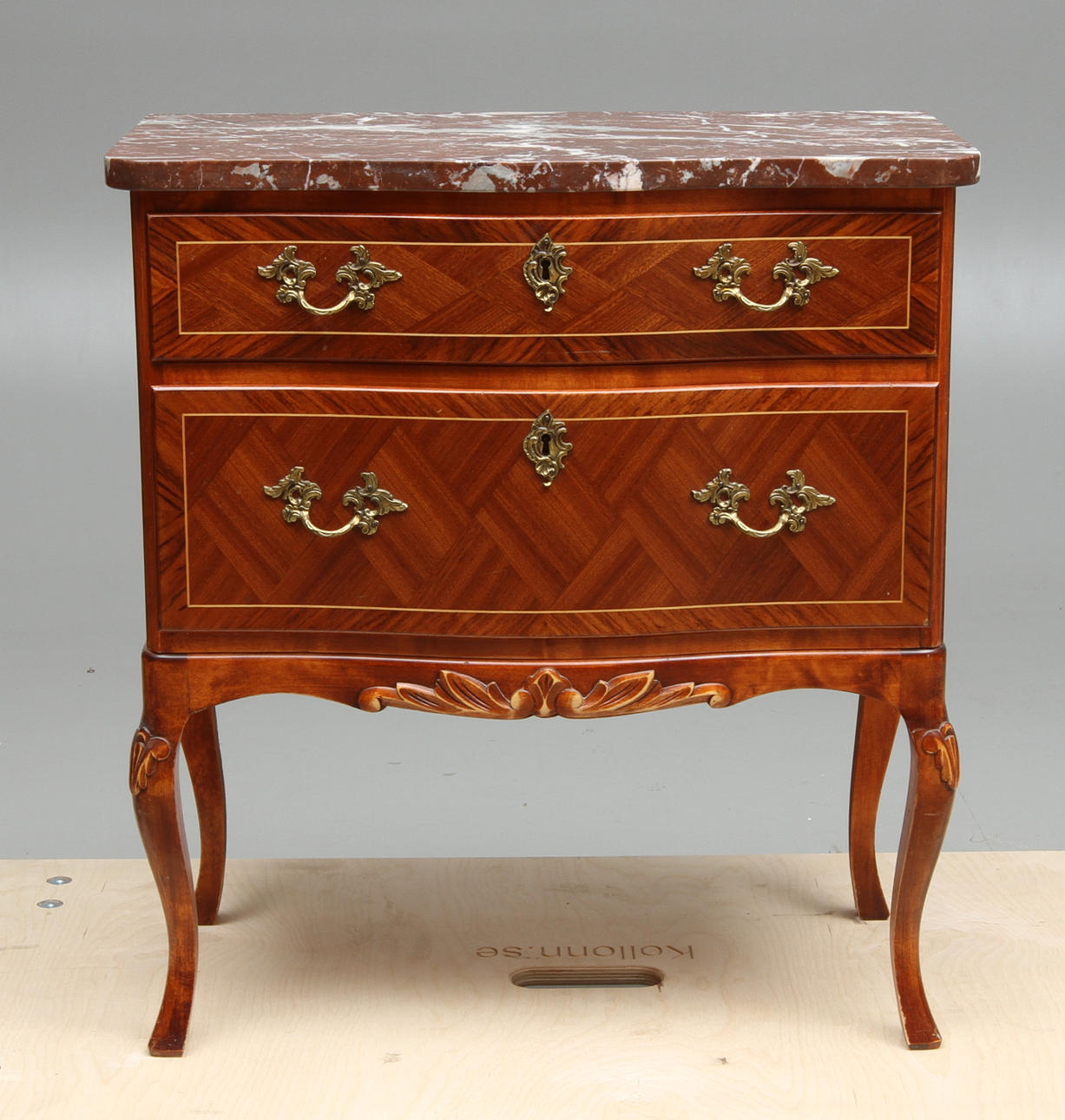 BYRÅ, rokokostil, med stenskiva, 1900-tal.