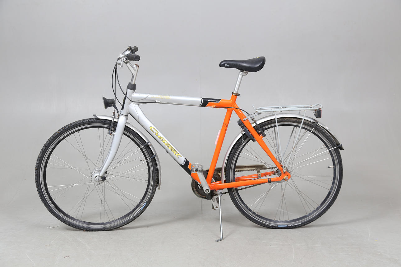 MIESTEN PYÖRÄ, Crescent Street.