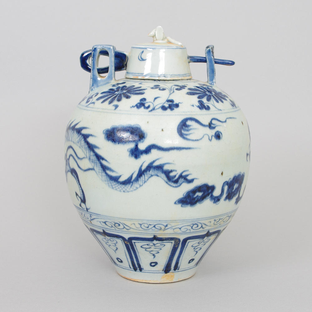 KRUS MED LÅSBART LOCK, porslin, Kina, 1800-/1900-tal.