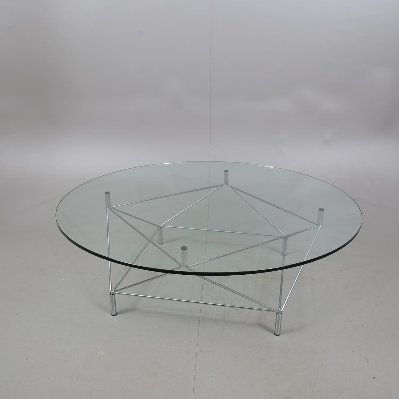 COUCHTISCH, verchromter Stahl und Glasplatte, "Spider", Design Andreas Hansen, Eilersen.